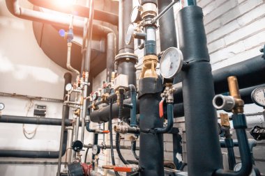 Isıtma sistemi birçok çelik borular, manometreler ve metal tüpleri ile kazan dairesi içinde ev