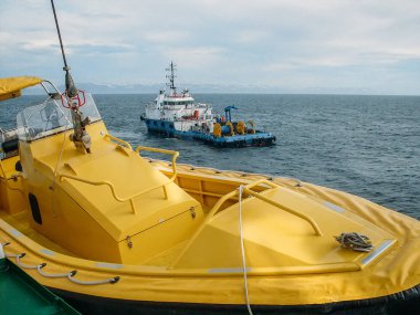Petrol araştırma ve araştırma sismik gemi veya gemi deniz ve sarı teknede başka bir gemi, ön plan