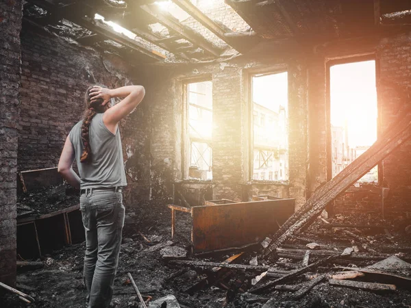 Homem Proprietário Casa Fica Dentro Sua Casa Queimada Interior Com — Fotografia de Stock