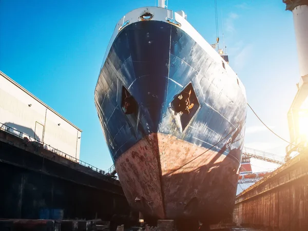 Große seismische oder Frachtschiff im Dock im Hafen für Reparatur und Wartung, industrielle nautische Schiff Boot in der Werft — Stockfoto