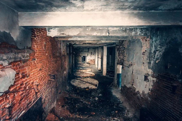 Corredor oscuro espeluznante, vista en primera persona, ir con linterna en el sucio túnel gruñón en el edificio abandonado, concepto de escape de horror —  Fotos de Stock