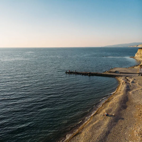 Luftaufnahme der Meeresküste und alten Pier, Sommer Ozean Hintergrund mit Kopierraum — Stockfoto