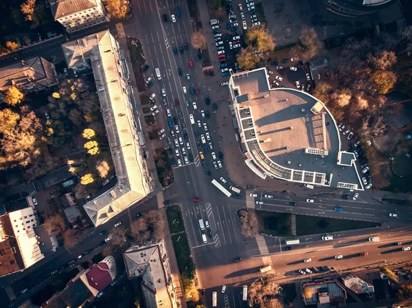 Luchtfoto bovenaanzicht van stad asfaltweg met veel voertuigen of autoverkeer en gebouwen, moderne stedelijke kruispunten en overwegen — Stockfoto