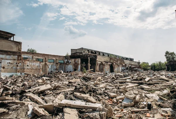 Edifícios arruinados destruídos, comprimidos de detritos de betão. Terremoto, guerra ou desastres naturais — Fotografia de Stock