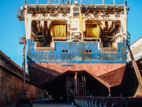 Μεγάλη σεισμική ή φορτίου πλοίου στην αποβάθρα στο λιμάνι για την επισκευή και συντήρηση, βιομηχανική ναυτικό σκάφος πλοίο στο ναυπηγείο — Φωτογραφία Αρχείου