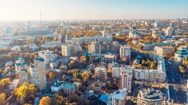 Voronej panorama yukarıdan, dron havadan görünümden güneşli günde Avrupa şehrine