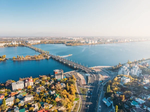 Aerial drone shot of Voronezh city downtown with buildings, Chernavsky bridge and car traffic from above — Stock Photo, Image