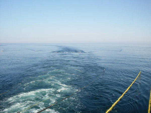 Kabel seismik dari industri minyak dan gas peneliti kapal di permukaan laut biru, survei dasar laut seismik — Stok Foto