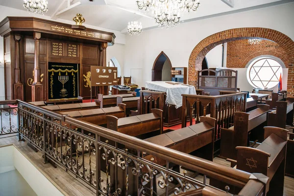 Kaluga, Rússia - por volta de agosto de 2018: Sinagoga no interior com fileiras de bancos para orações — Fotografia de Stock