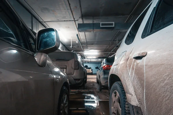 Mobil di bawah tanah diterangi parkir mobil — Stok Foto