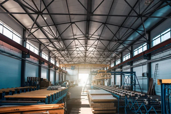 Industrielle Fabrik-Innenausstattung mit Förderband für Metallrollenformen als abstrakter industrieller Hintergrund — Stockfoto