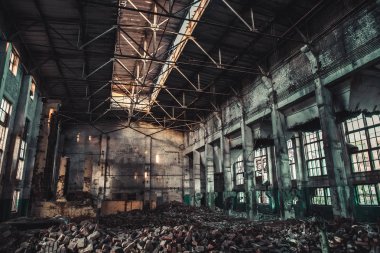 Eski karanlık grunge fabrika binası içinde terk edilmiş endüstriyel ürkütücü depo