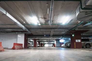 Işıklı yeraltı araba park garaj iç Araçlar sürü modern alışveriş merkezi altında