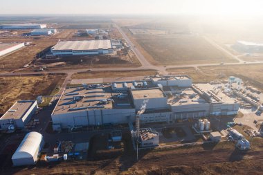 Drone depo depolama veya endüstriyel fabrika veya lojistik merkezi hava manzara. Sanayi Binaları ve ekipman makineleri 
