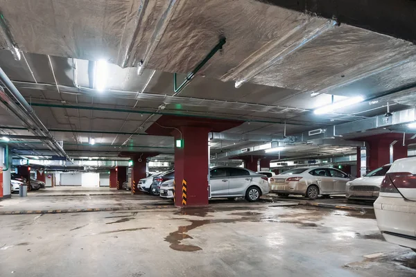 Parking souterrain éclairé garage intérieur sous le centre commercial moderne avec beaucoup de véhicules — Photo