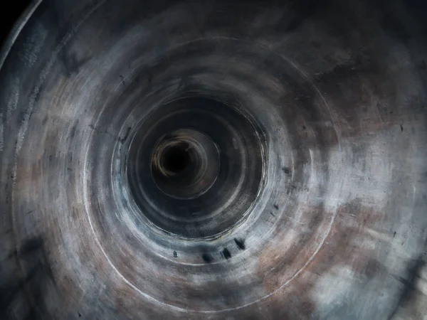 ラウンド グランジ チューブまたはパイプ内部の視点と運動効果を持つビューを抽象化、空の端に暗いと下水道トンネル — ストック写真