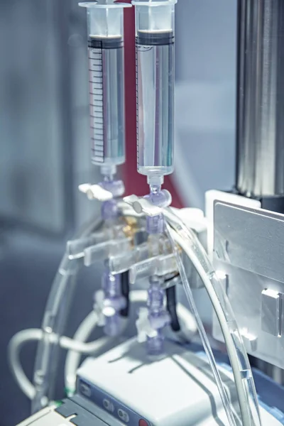 Modern otomatik tıbbi makine ekipman laboratuvar ya da hastanede tedavi arka plan olarak şırınga — Stok fotoğraf