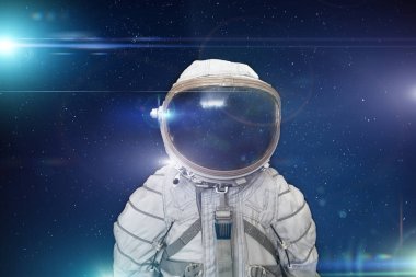 Retro kozmonot ya da astronot ya da uzaylı uzay yıldız ve mavi ışık efektleri arka plan, soyut bilim kurgu kavramı ile kask ile