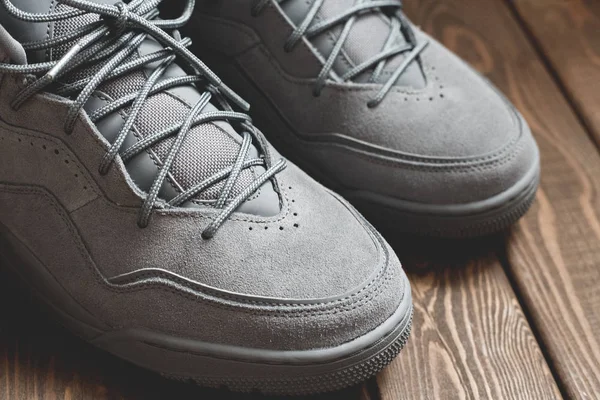 Пара ретро стильных серых замшевых кроссовок для баскетбола и стиля жизни, спортивной и городской обуви — стоковое фото