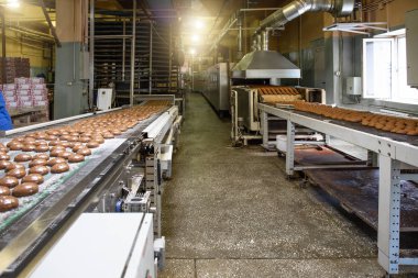 Konveyör hattı veya kemer ile Endüstriyel fırın gıda fabrika iç. Ekmek atölye, kek ve kurabiye üretim süreci