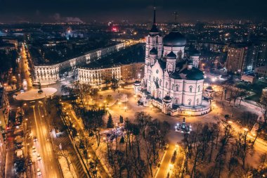 Devrim Avenue Voronej City, gece zaman Rusya'da, dron havadan görünümden duyuru Katedrali