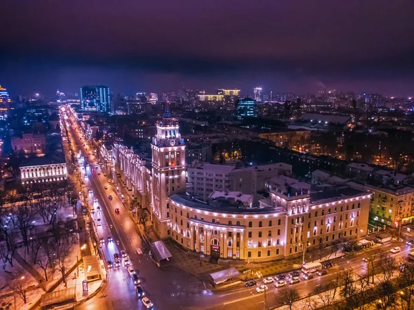 Noche aérea Voronezh ciudad panorama. South-Eastern Railway Building con torre - símbolo de Voronezh y el tráfico de coches en las carreteras urbanas iluminadas — Foto de Stock