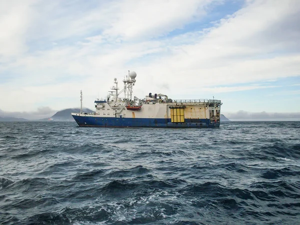 Navire sismique sur les vagues de mer. Recherche pétrolière dans l'océan — Photo