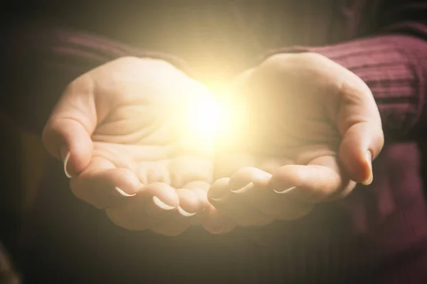 Soyut ışık eller, sunan yardım, koruma ve destek sembolü. Umut kavramı paylaşımı