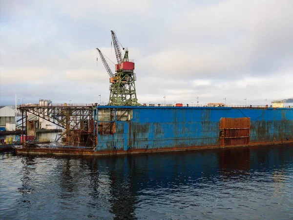 Lading kranen in industriële haven zeehaven — Stockfoto