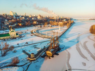 Lineer hava görünümünü gemi Goto kader Voronezh river - popüler turistik yer Voronej City, Rusya çıkabilir, Admiralty meydanında