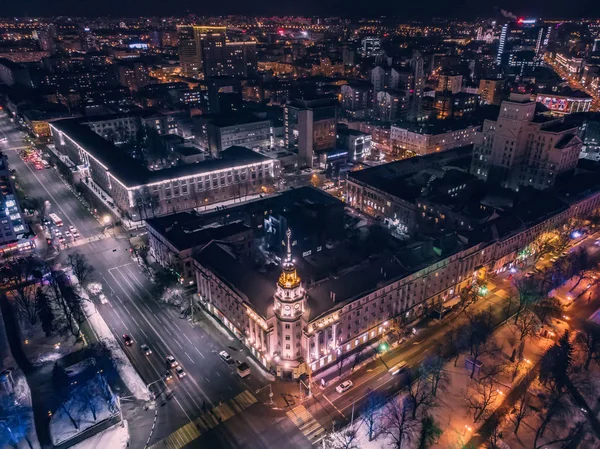 Plano aéreo de la noche Voronezh centro y torre con relojes, edificios de arquitectura de la ciudad vieja y el tráfico de coches en las calles urbanas iluminadas — Foto de Stock