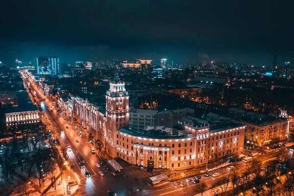 Noite aérea Voronezh panorama da cidade. Edifício Ferroviário do Sudeste com torre - símbolo de Voronezh e tráfego de automóveis em estradas urbanas iluminadas — Fotografia de Stock