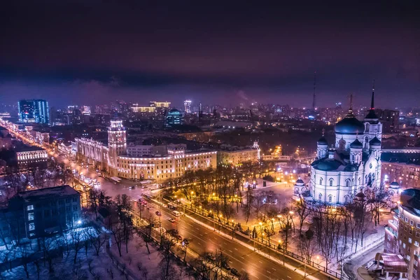 Arial Ansicht von voronezh wichtigsten südöstlichen Eisenbahnbau Turm in der Nacht, Symbol von voronezh und Abend Stadtbild mit rads, Parks und Verkehr, Drohnenschuss — Stockfoto