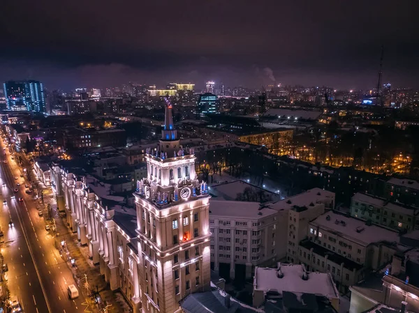 Vista Arial de Voronezh Main South-Eastern Railway Building torre à noite, símbolo de Voronezh e paisagem urbana à noite com raivas, parques e tráfego, tiro drone — Fotografia de Stock