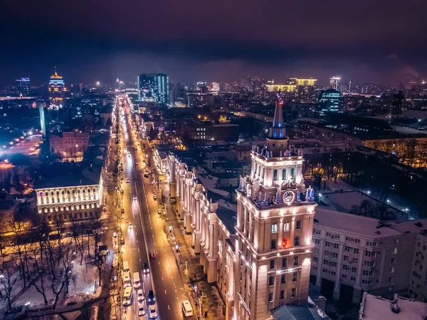 Vista Arial de Voronezh Principal Sur-Este de la torre del edificio ferroviario en la noche, símbolo de Voronezh y paisaje urbano de la noche con rads, parques y tráfico, tiro con dron — Foto de Stock