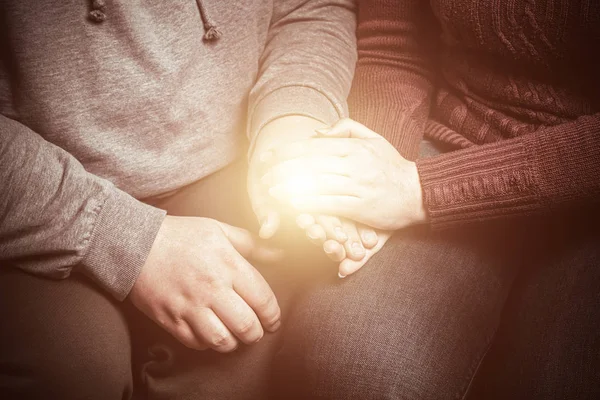 O femeie puternică îşi susţine bărbatul, ţinându-l de mână. Înțelegerea, îngrijirea și oferirea speranței în relații — Fotografie, imagine de stoc