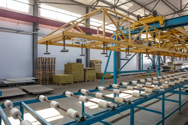 Автоматическая конвейерная линия или лента для формования металлопроката в интерьере промышленного завода в качестве промышленного фона — стоковое фото