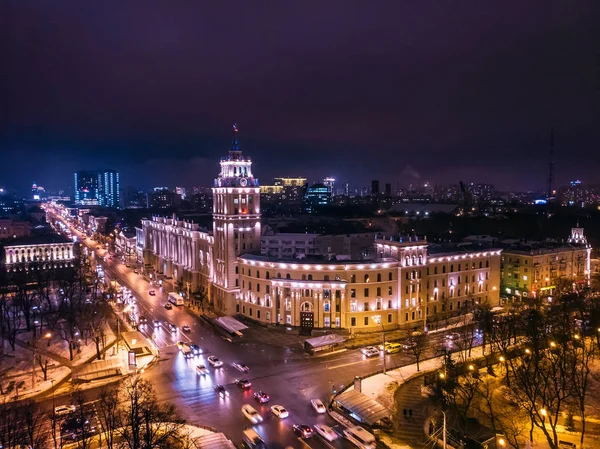 Vista Arial do famoso edifício Voronezh com torre à noite, símbolo de Voronezh e paisagem urbana à noite com raivas, parques e tráfego, tiro drone — Fotografia de Stock