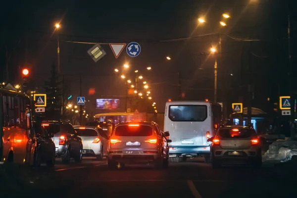 Traffic jam w godzinach wieczornych, niewyraźne noc światła miasta i reflektory samochodowe, streszczenie koncepcja miejskiego transportu i zanieczyszczenia spalin — Zdjęcie stockowe