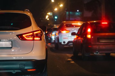 Trafik reçel akşam Bitirim, bulanık gece şehir ışıkları ve araba farlar, kavramı kentsel ulaşım ve kirliliği egzoz