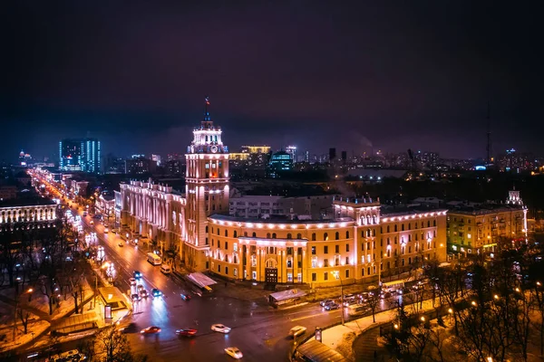 Arial Ansicht des berühmten voronezh Gebäude mit Turm in der Nacht, Symbol der voronezh und Abend Stadtbild mit rads, Parks und Verkehr, Drohnenschuss — Stockfoto