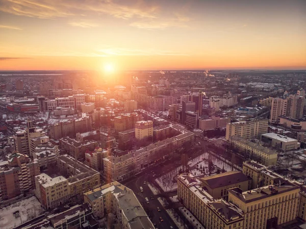 Vista aérea do centro de inverno da cidade de Voronezh com edifícios, estradas e horizonte ao pôr do sol — Fotografia de Stock