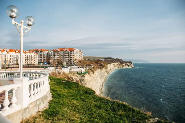 Wunderschönes Stadtbild mit modernen Gebäuden an der Steilküste, blauem Meer und Felsen, gelendzhik, russland — Stockfoto