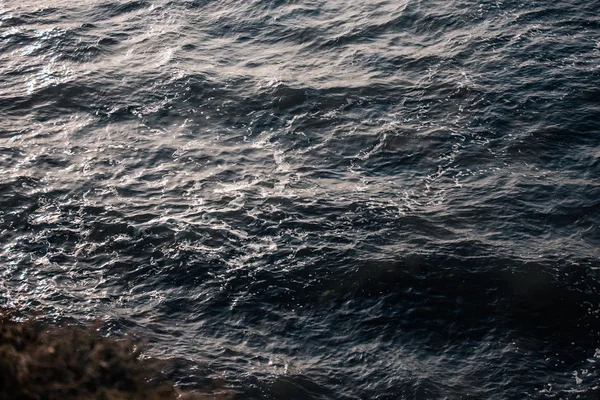 Onde d'acqua di mare, fondo della superficie dell'oceano, acqua astratta o consistenza liquida — Foto Stock