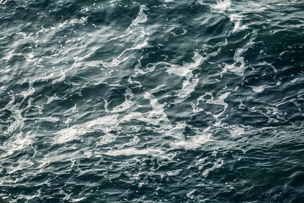 Onde d'acqua di mare, fondo della superficie dell'oceano, acqua astratta o consistenza liquida — Foto Stock