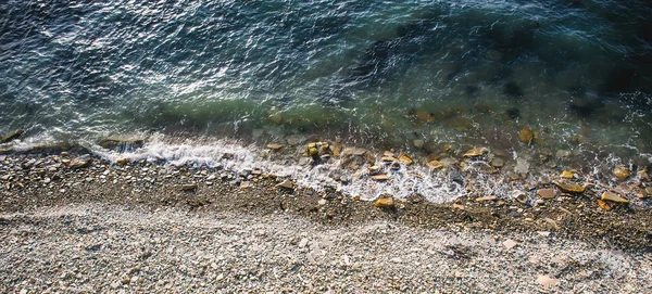 Oben Luftaufnahme von Meerwasser und Steinküste oder felsige Küste. Meer Wellen Landschaft Hintergrund — Stockfoto