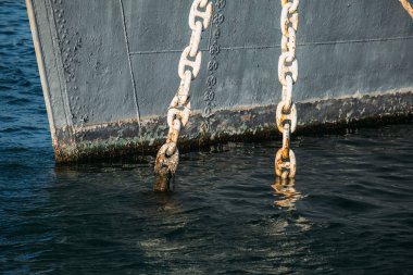 Gemi Demir zinciri liman iskelede su