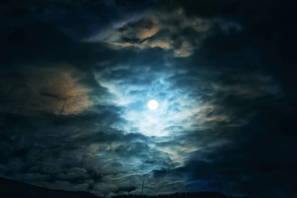 Lua cheia ou superlua no céu azul noite com nuvens, atmosfera misteriosa dramática — Fotografia de Stock