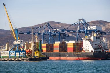 Navlun üzerinde konteyner nakliye ve Lojistik, vinçler ve diğer özel ekipman, teslimat Uluslararası Ticaret Sanayi deniz limanda gemi