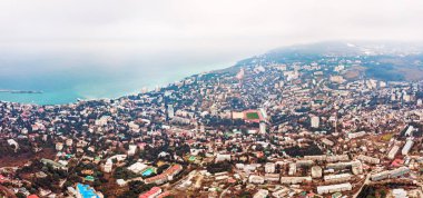 Hava kış Yalta, Karadeniz, Dağları, güzel tatil manzara için şehir üzerinde eski Avrupa kenti Panoraması